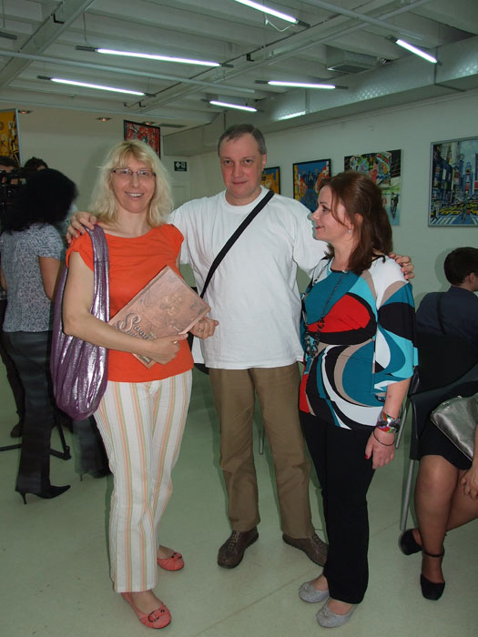 Otvaranje izložbe Katarine Radenkovic, Beograd, Ustanova kulture Vuk, juni 2012. Suzana Spasić, direktor fonda Olje Ivanjicki i Dejan Djoric, likovni kritičar i teoretičar umetnosti